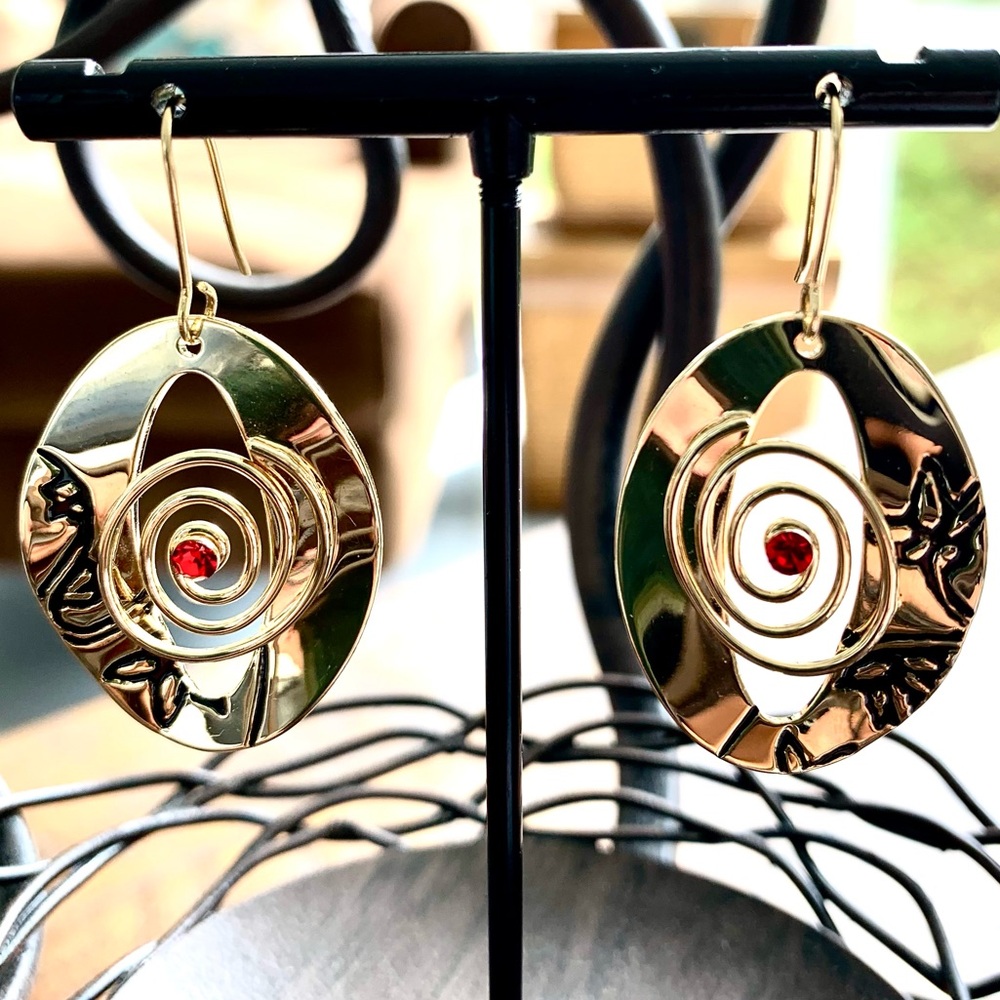 🌟 SALE $15 🌟 Vintage Oval Floral Engraved Crystal Artisian Handmade Earrings
